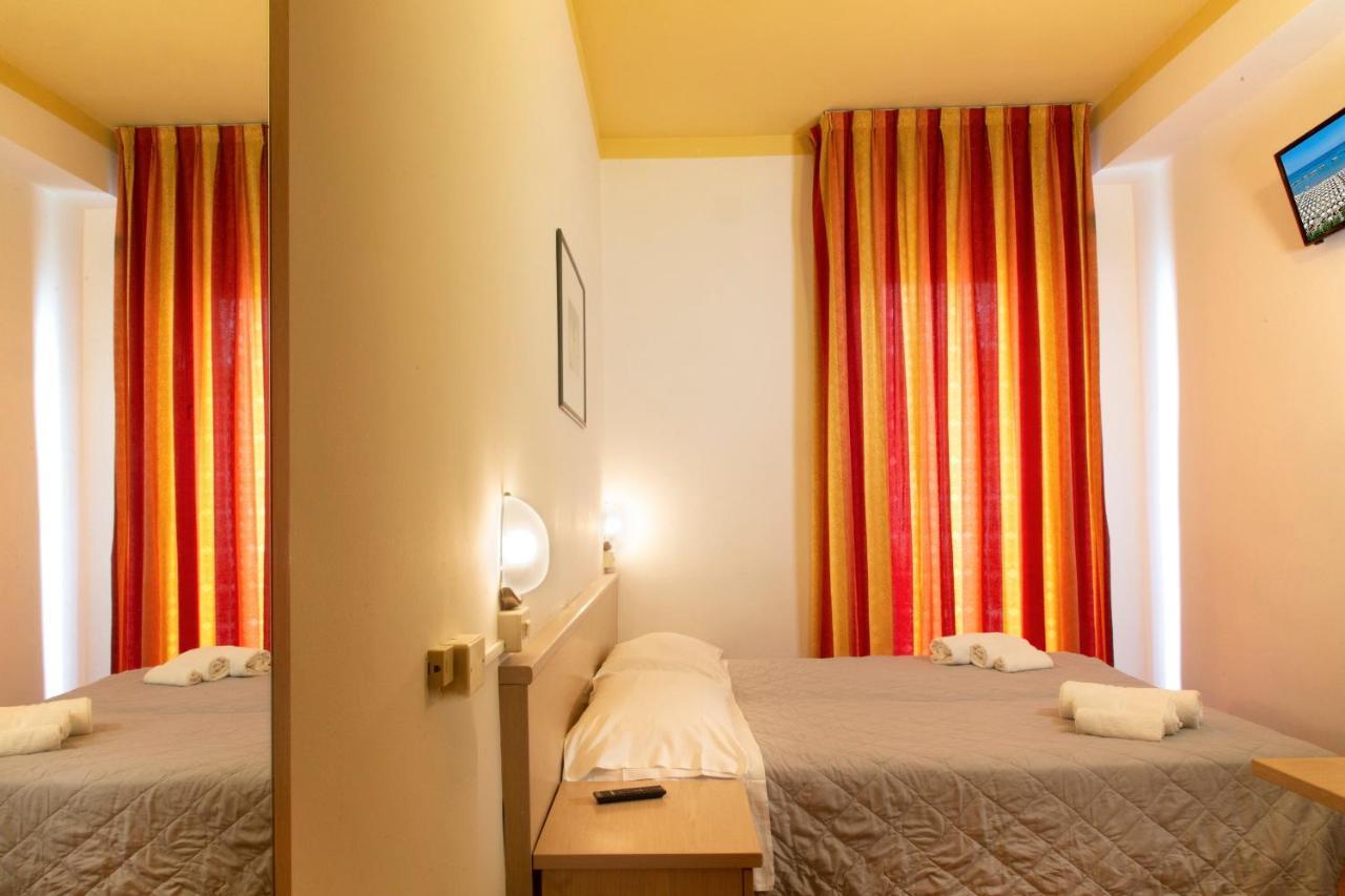 Hotel Salsedine " 5 Mt From The Beach ! " Rimini Buitenkant foto