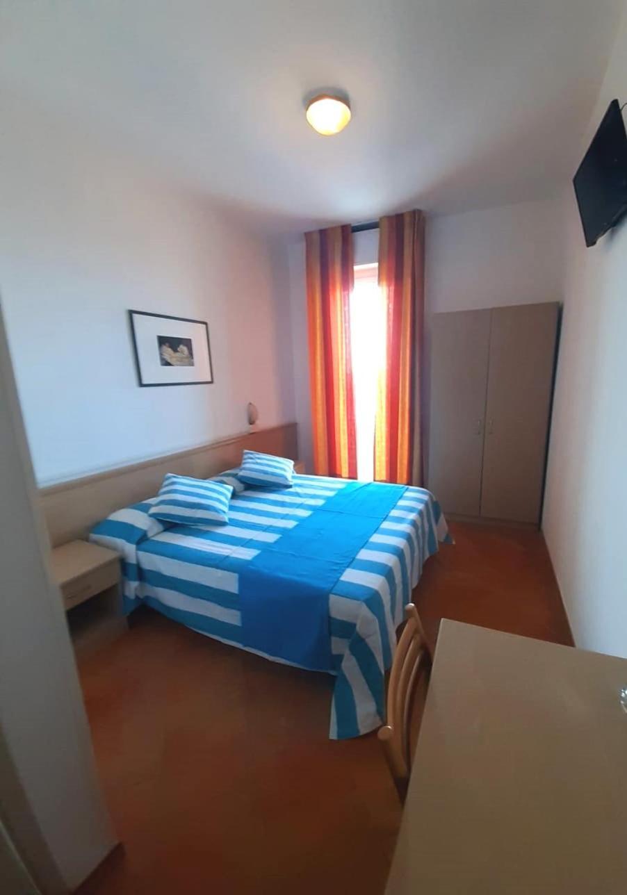 Hotel Salsedine " 5 Mt From The Beach ! " Rimini Buitenkant foto