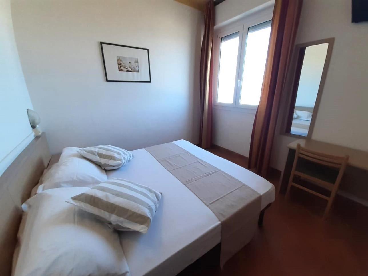 Hotel Salsedine " 5 Mt From The Beach ! " Rimini Buitenkant foto
