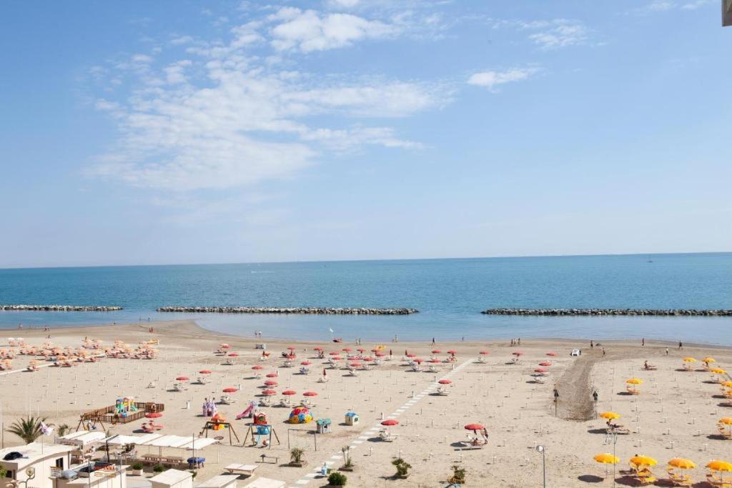 Hotel Salsedine " 5 Mt From The Beach ! " Rimini Buitenkant foto