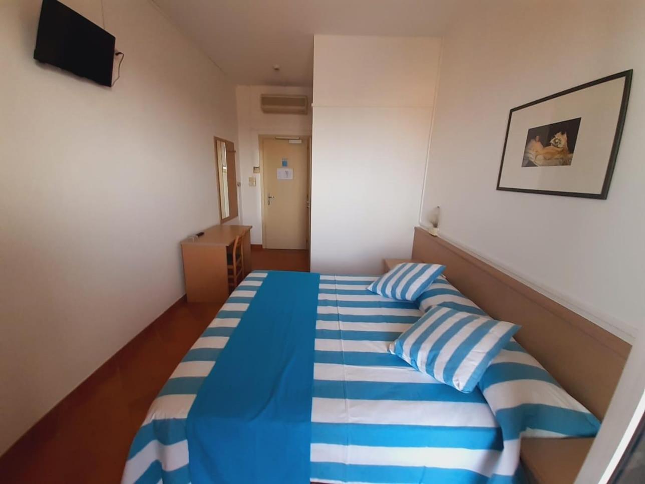 Hotel Salsedine " 5 Mt From The Beach ! " Rimini Buitenkant foto