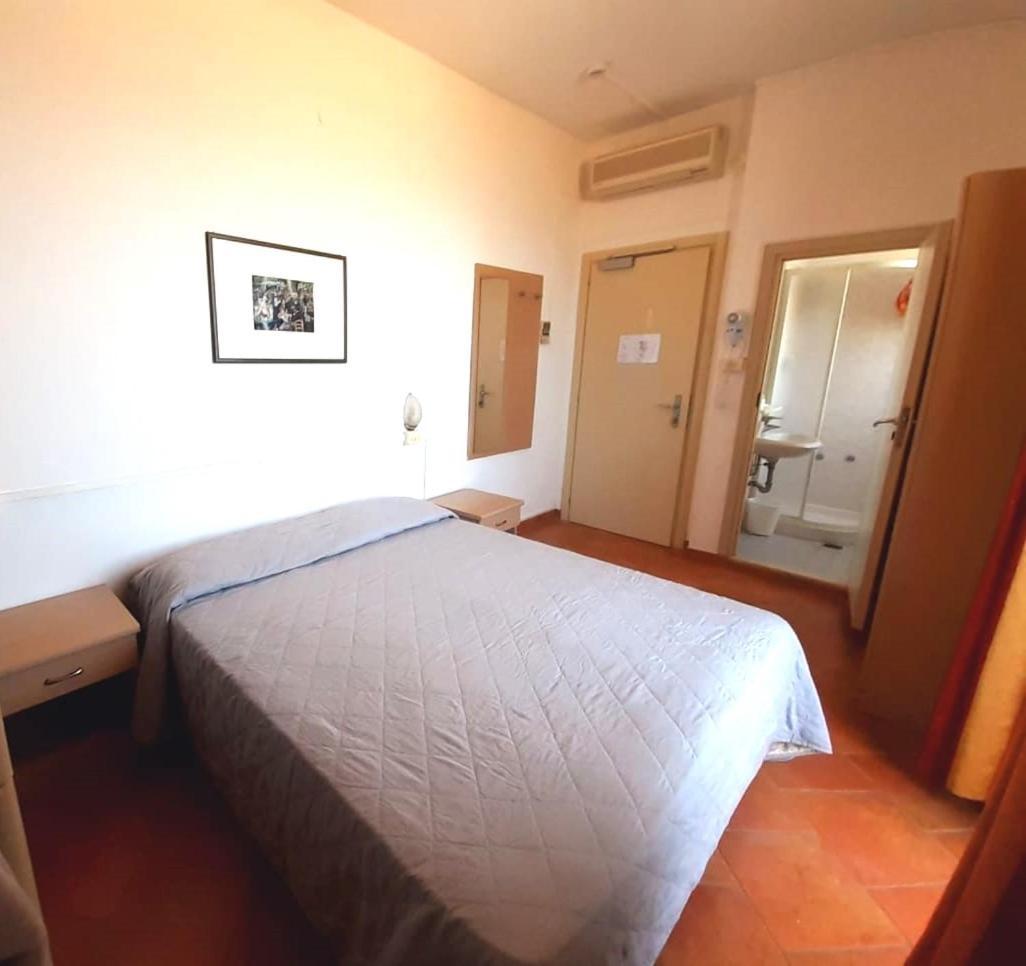 Hotel Salsedine " 5 Mt From The Beach ! " Rimini Buitenkant foto