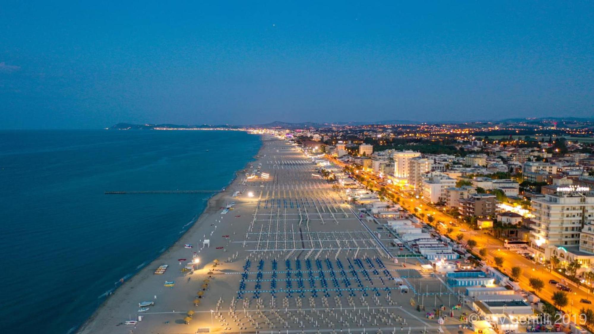 Hotel Salsedine " 5 Mt From The Beach ! " Rimini Buitenkant foto
