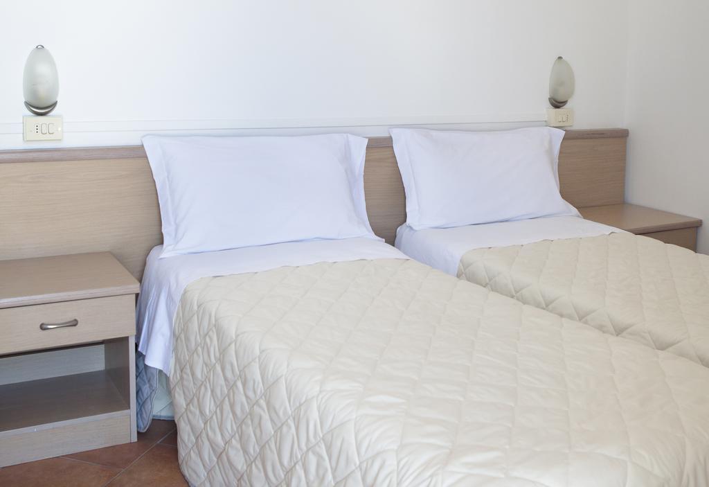 Hotel Salsedine " 5 Mt From The Beach ! " Rimini Buitenkant foto