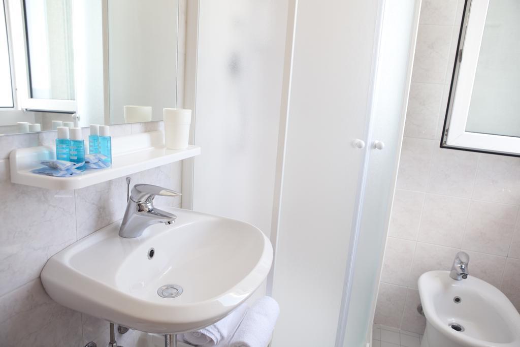 Hotel Salsedine " 5 Mt From The Beach ! " Rimini Buitenkant foto