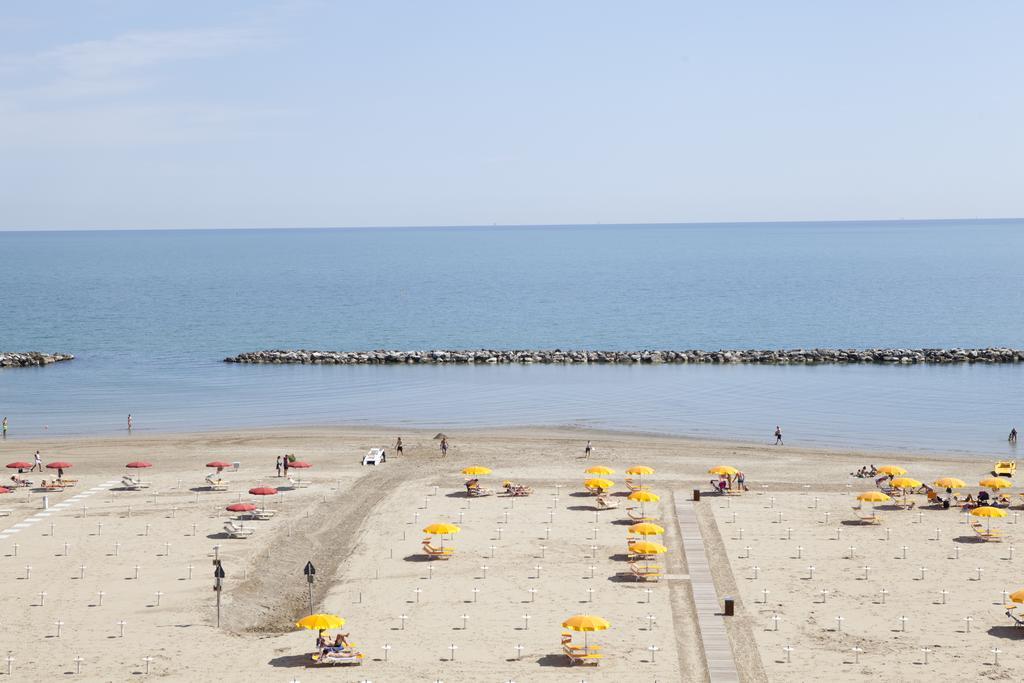 Hotel Salsedine " 5 Mt From The Beach ! " Rimini Buitenkant foto