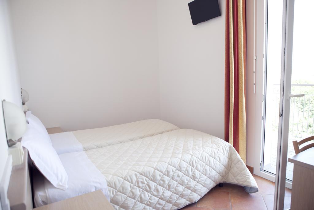Hotel Salsedine " 5 Mt From The Beach ! " Rimini Buitenkant foto