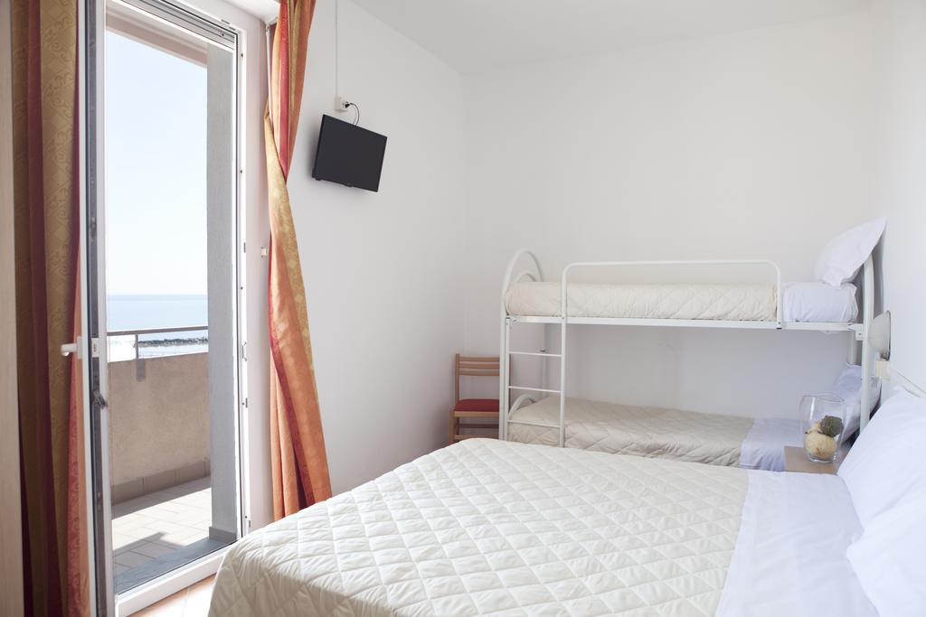 Hotel Salsedine " 5 Mt From The Beach ! " Rimini Buitenkant foto