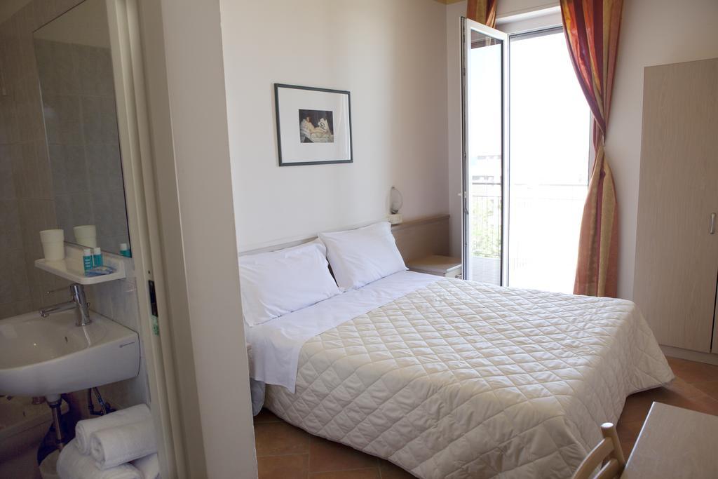 Hotel Salsedine " 5 Mt From The Beach ! " Rimini Buitenkant foto