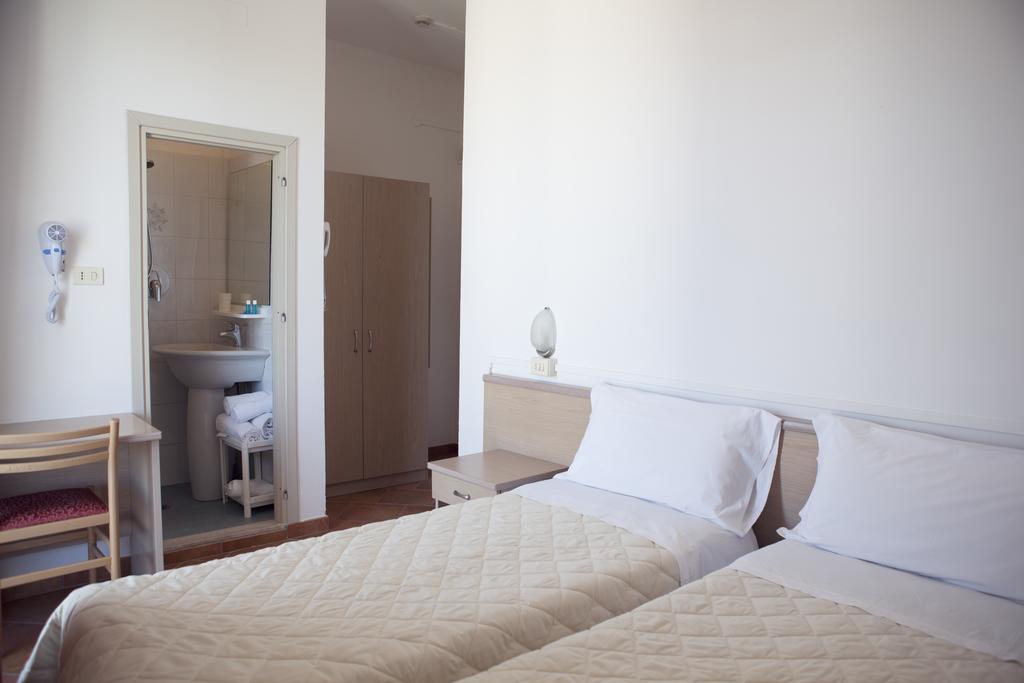 Hotel Salsedine " 5 Mt From The Beach ! " Rimini Buitenkant foto
