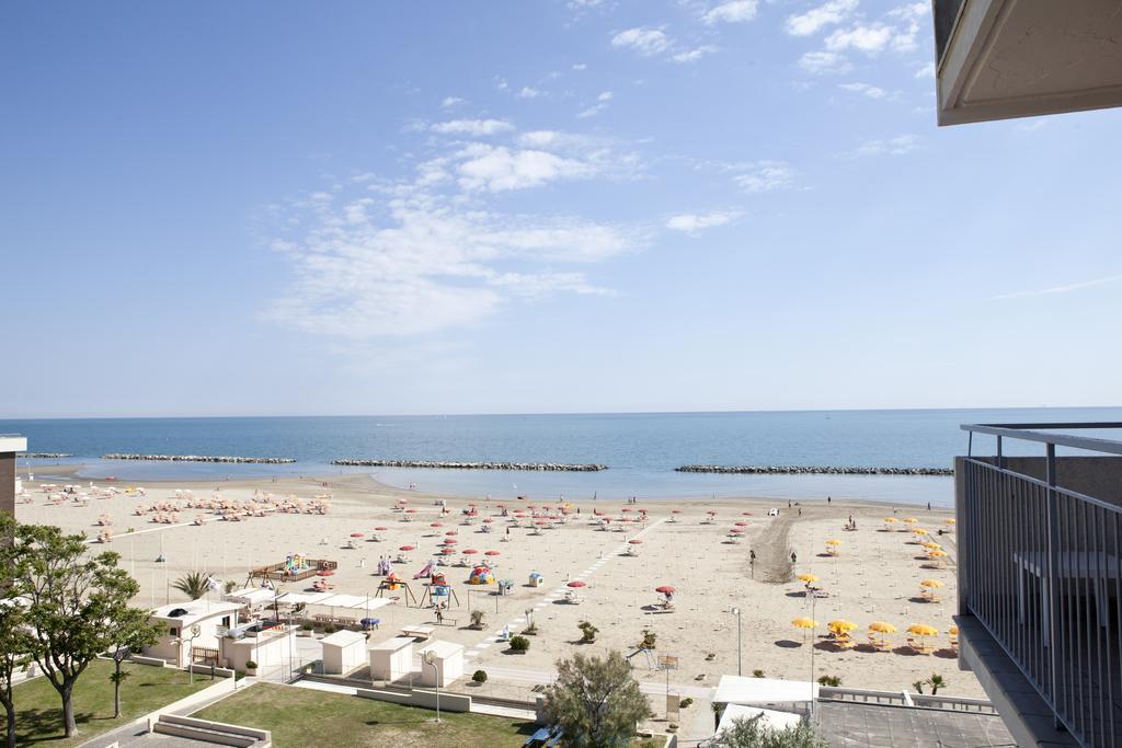 Hotel Salsedine " 5 Mt From The Beach ! " Rimini Buitenkant foto